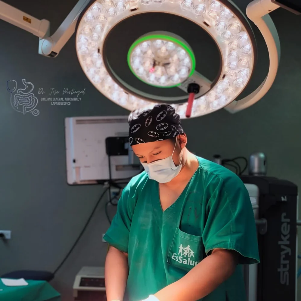 Dr. José Portugal durante su actividad quirúrgica
